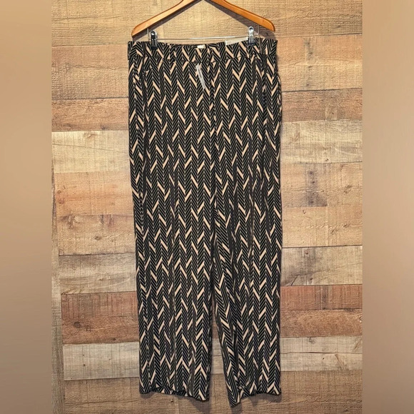 Chico's Pants - 🌻 Chico's Drapey Elevated Mitre Print Wide Leg Pant Women's size 3(XL/16) Career